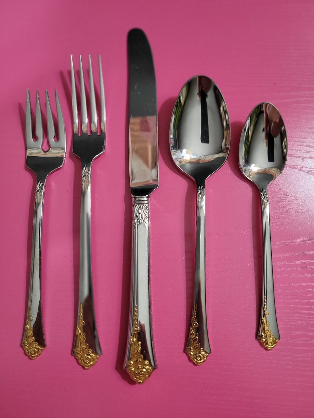Oneida Golden Damask Rose Stainless Gold Accents 5 Piece Silverware Set (1389)